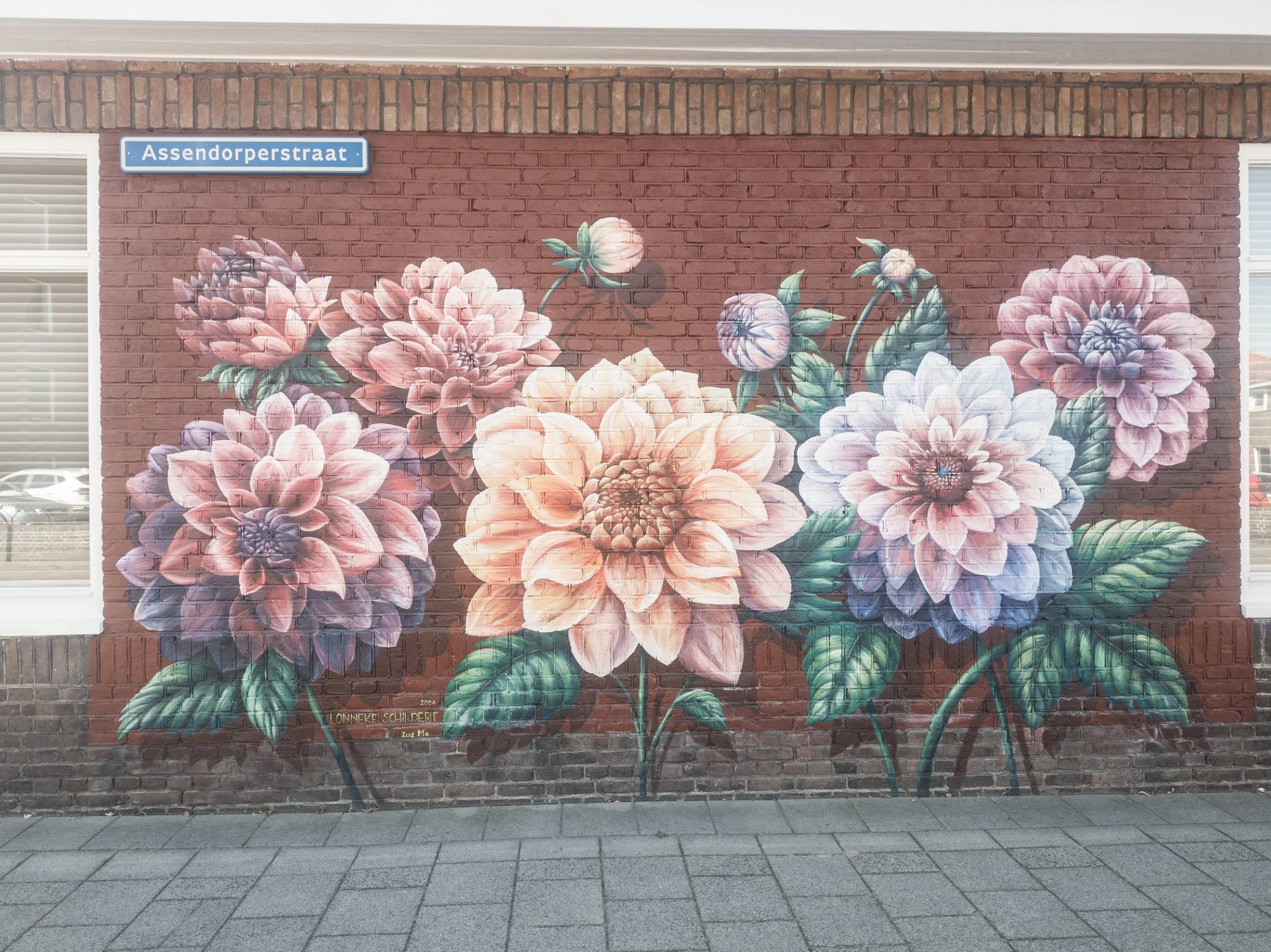 Lonneke van Zutphen, Studio Steengoed&mdash;Multicolour dahlia mural