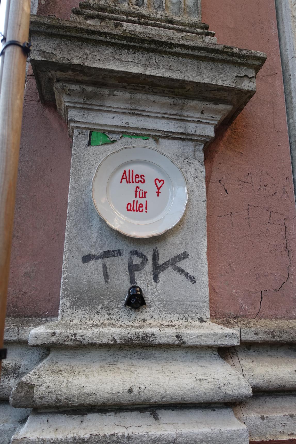 fraujule*—Alles für alle!