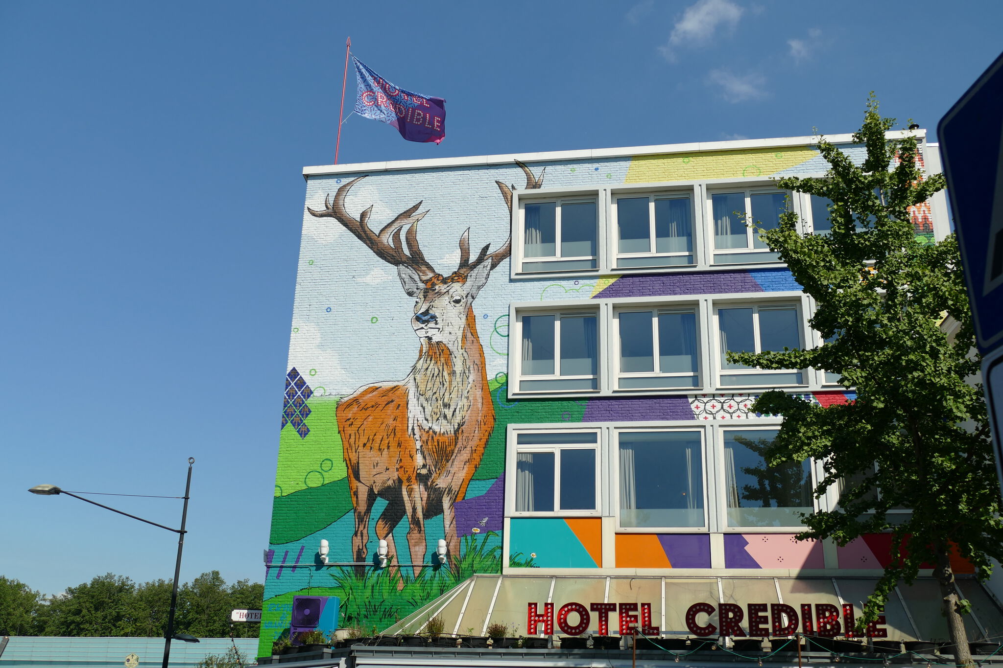 Kunstenaarscollectief Verfbaar&mdash;Hotel Credible /Deer