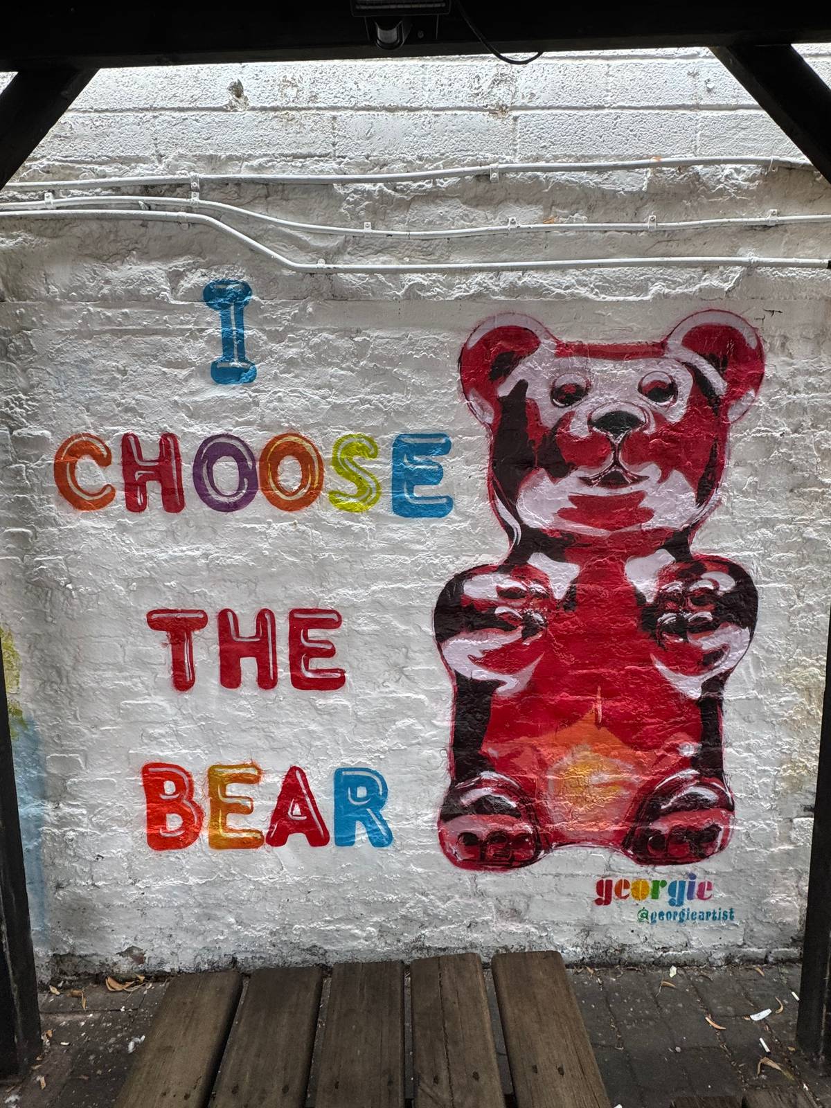 —2 Pigs Pub