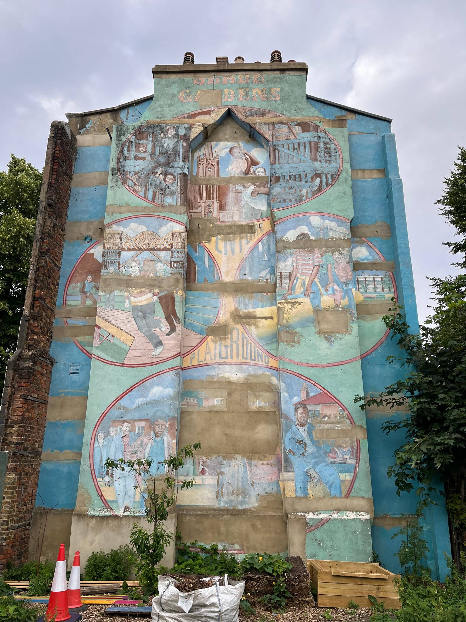 Gordon Wilkinson, Sarah Faulkner&mdash;Slade Gardens Mural