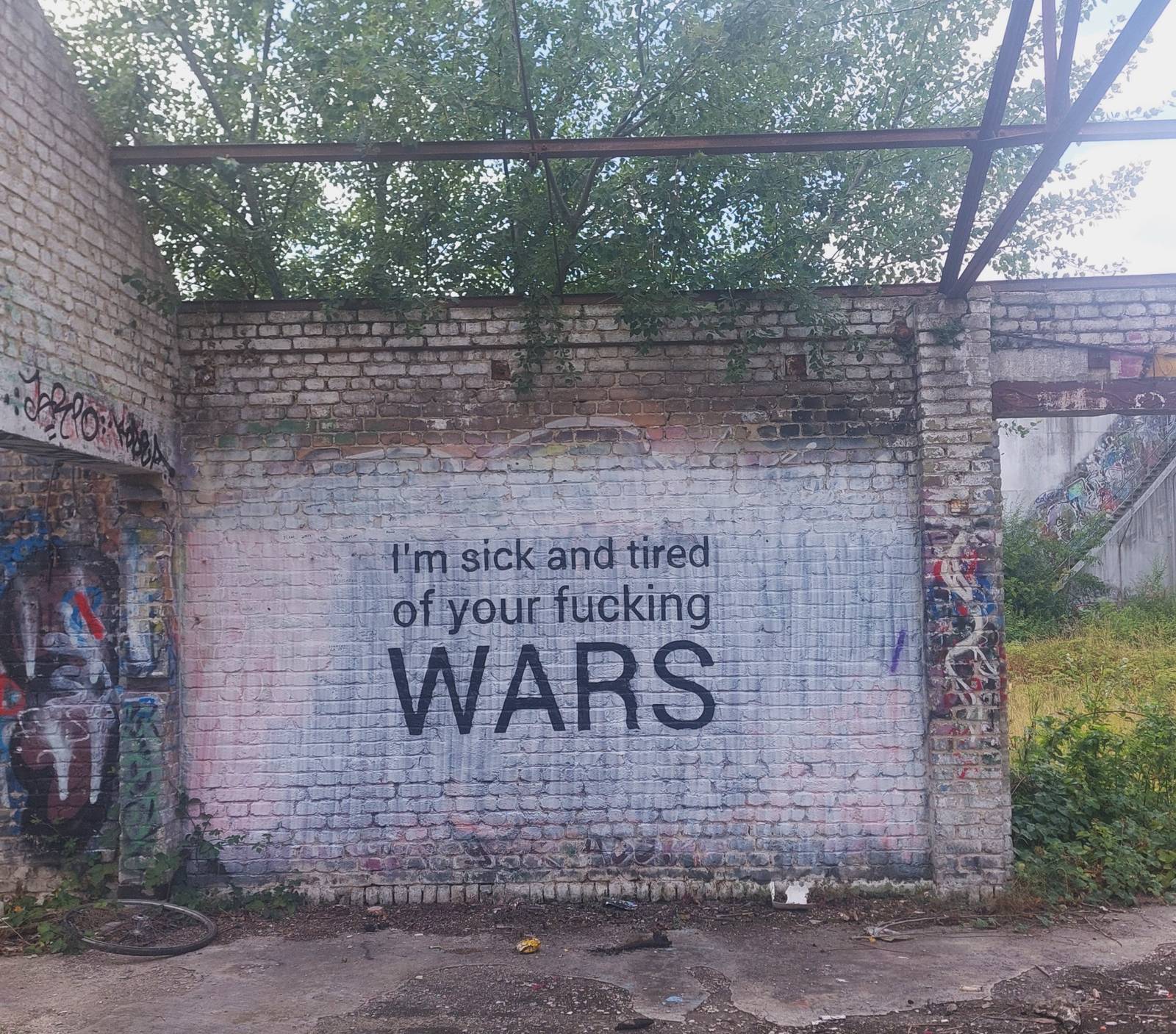 —Graffitispot verlaten oliesilo's
