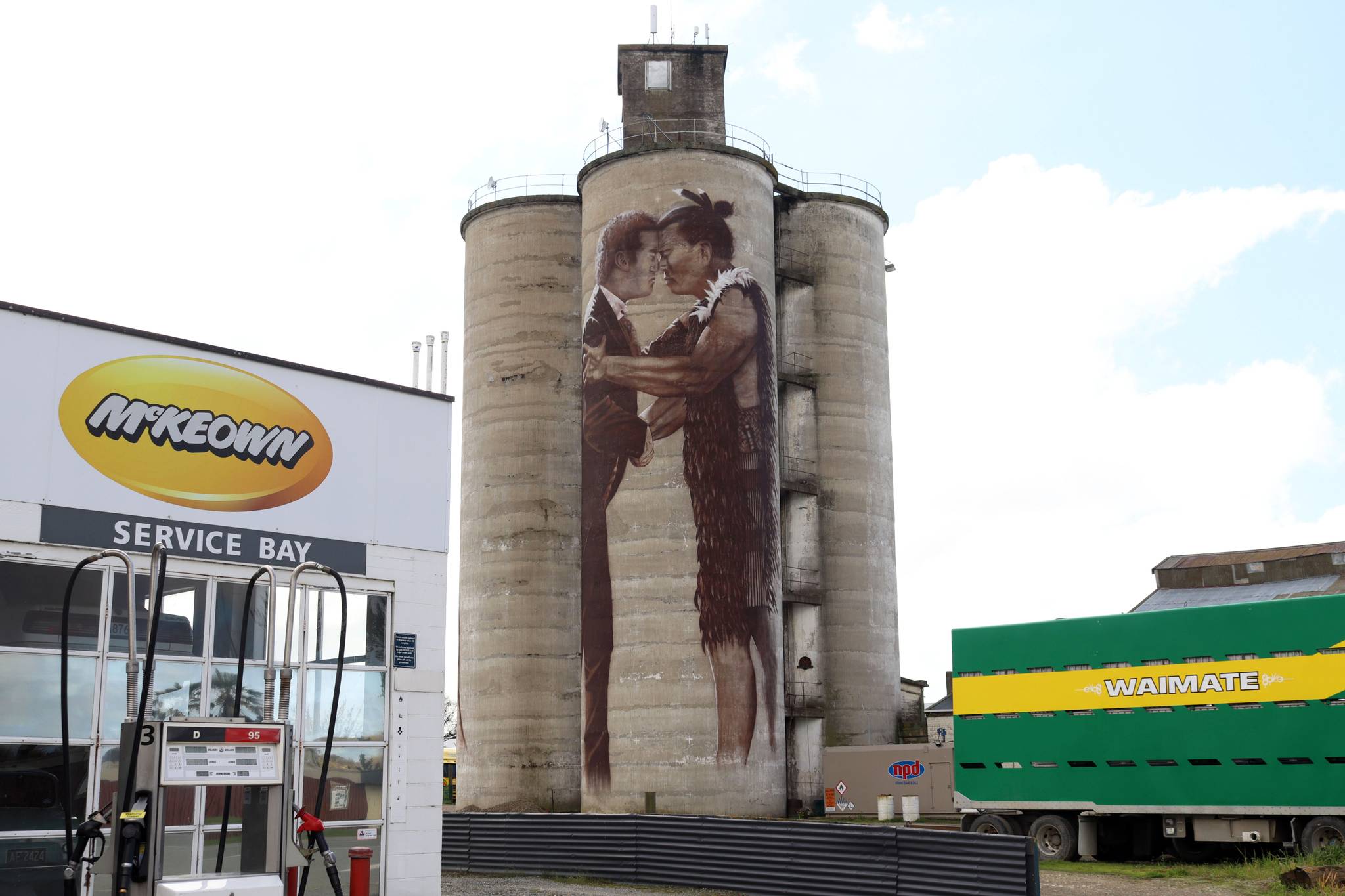 Bill Scott&mdash;Waimate Grain Silos Art